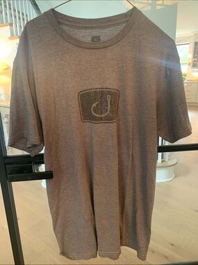 Men’s grey tee